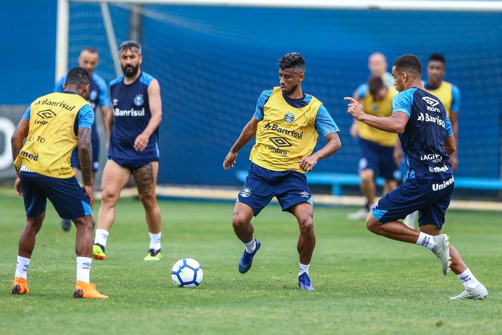 L&eacute;o Moura voltou a treinar e deve atuar contra o Sport