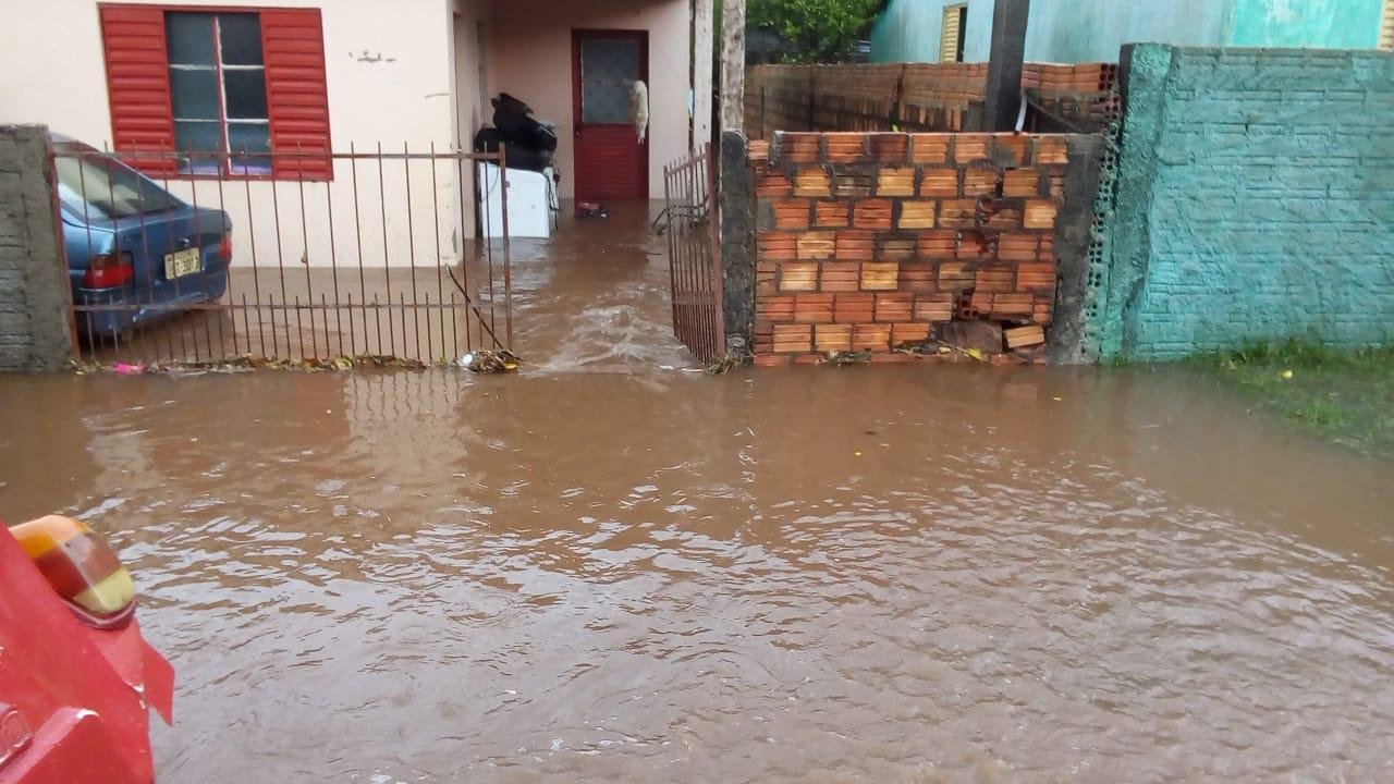 Ruas ficaram alagadas na cidade