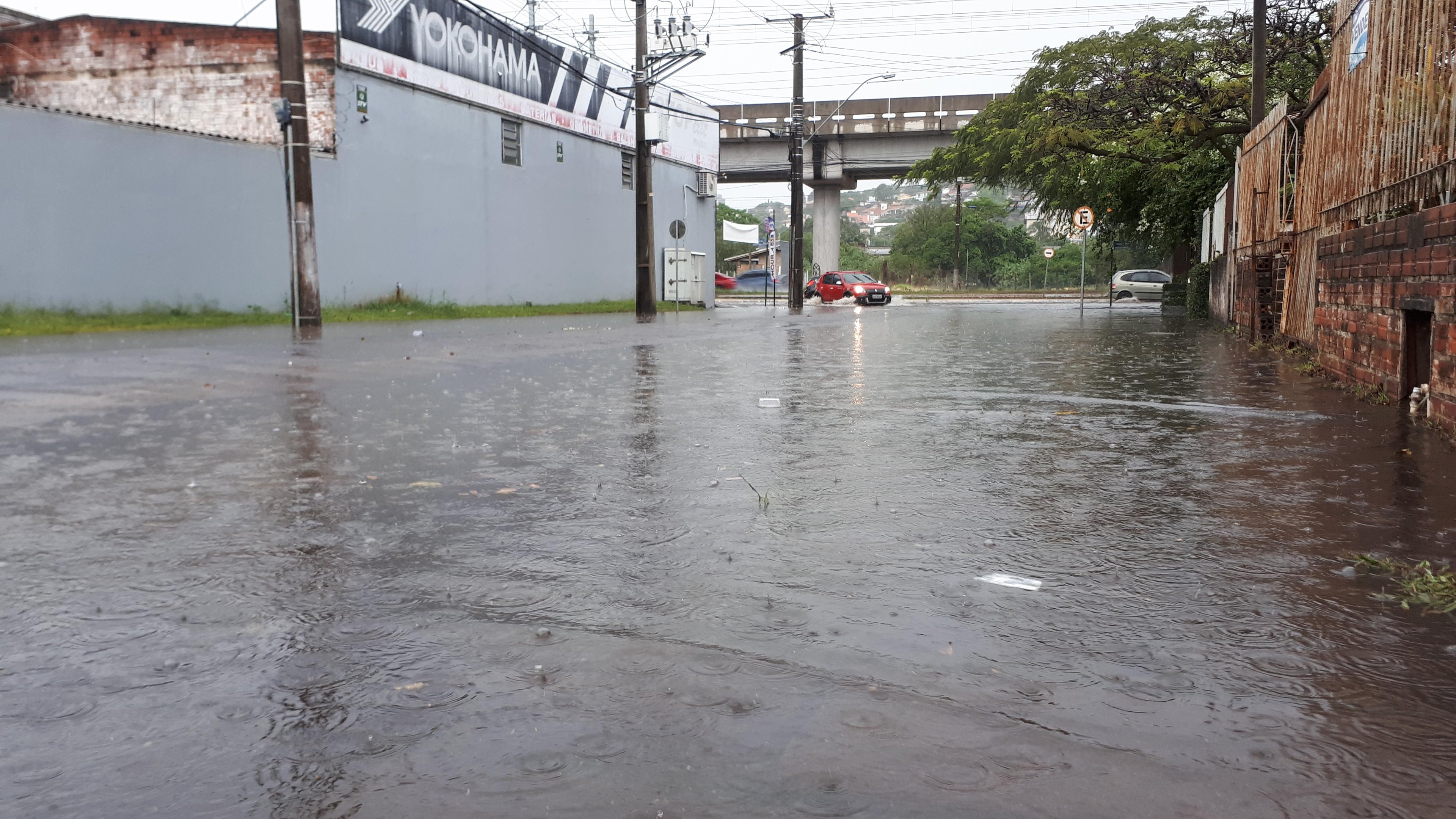 No bairro Ideal, trechos da via ficaram com tr&aacute;fego restrito por causa da chuva que alagou algumas ruas