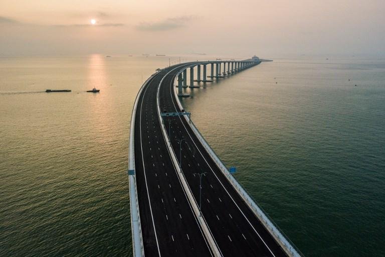 Principal trecho da ponte tem 29,6 km, com tr&ecirc;s partes elevadas para permitir a passagem de barcos