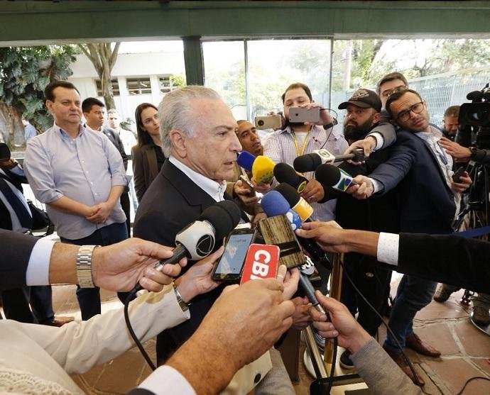 Temer falou com a imprensa ao sair do col&eacute;gio Santa Cruz na zona Oeste da capital paulista