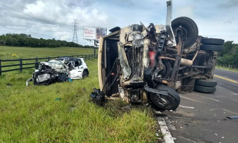 Colis&atilde;o entre caminh&atilde;o e caminhonete mata jovem em Os&oacute;rio 