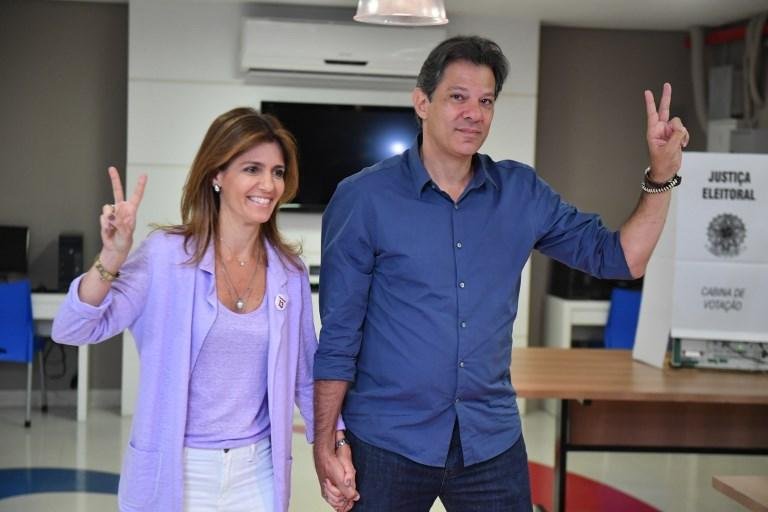 Acompanhado da esposa, Haddad vota na zona Sul de S&atilde;o Paulo 