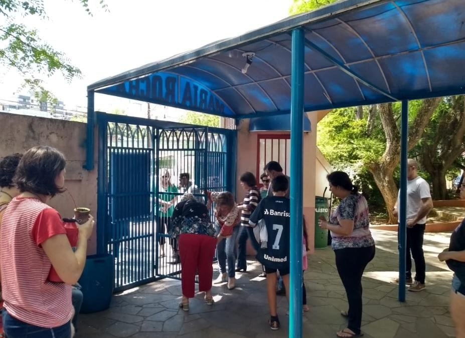 Vento tranca port&atilde;o e atrasa vota&ccedil;&atilde;o de eleitores em Santa Maria 