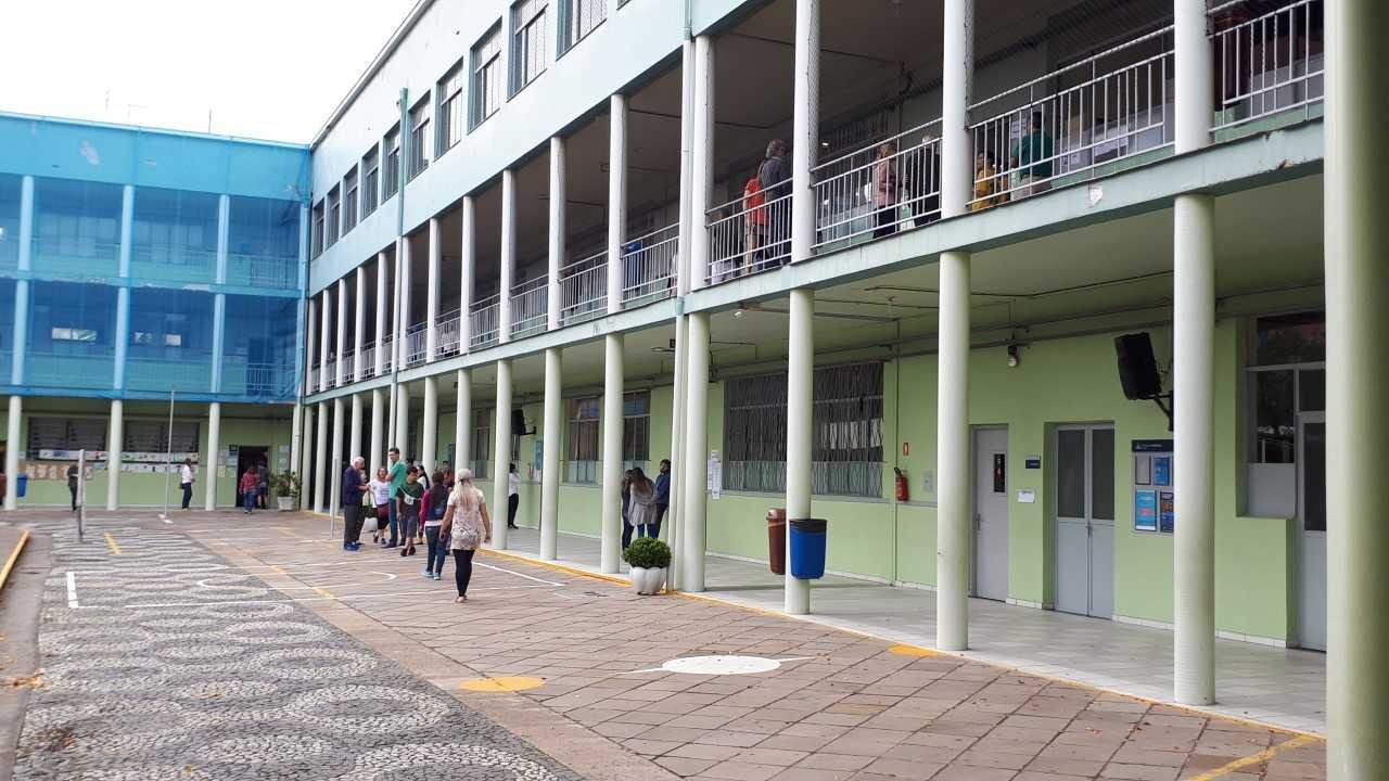 Col&eacute;gio Marista Pio XII, onde mais de 3 mil eleitores votam, em Novo Hamburgo, estava praticamente vazio no meio da manh&atilde;