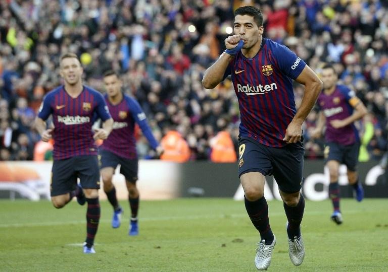 Barcelona goleou o tradicional advers&aacute;rio com tr&ecirc;s gols de Su&aacute;rez