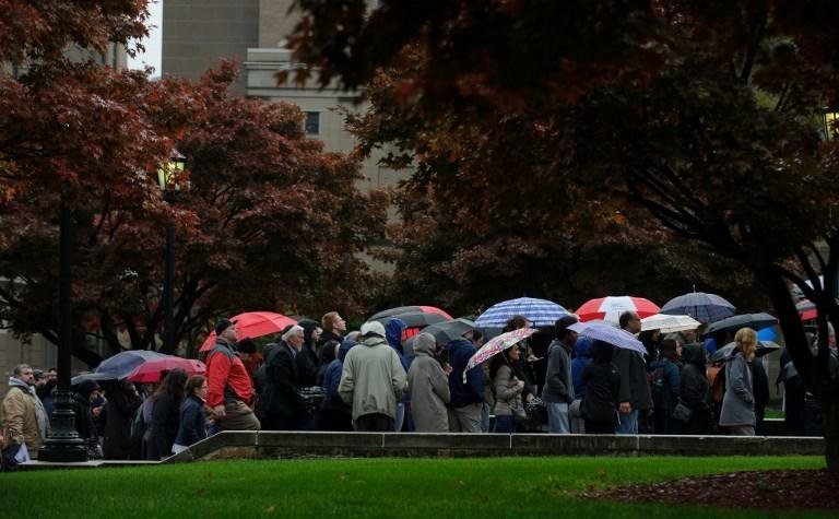 Popula&ccedil;&atilde;o aguardando para entrar em memorial e prestar homenagens &agrave;s v&iacute;timas