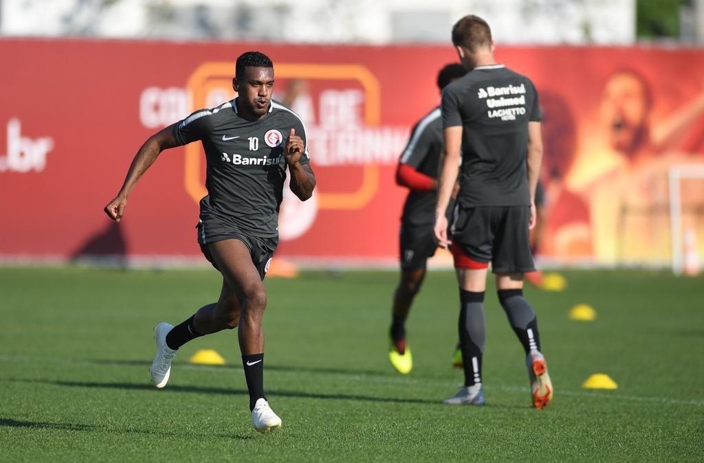 Eden&iacute;lson est&aacute; fora do jogo contra o Atl&eacute;tico-PR e ainda pode ser punido com at&eacute; seis jogos de suspens&atilde;o