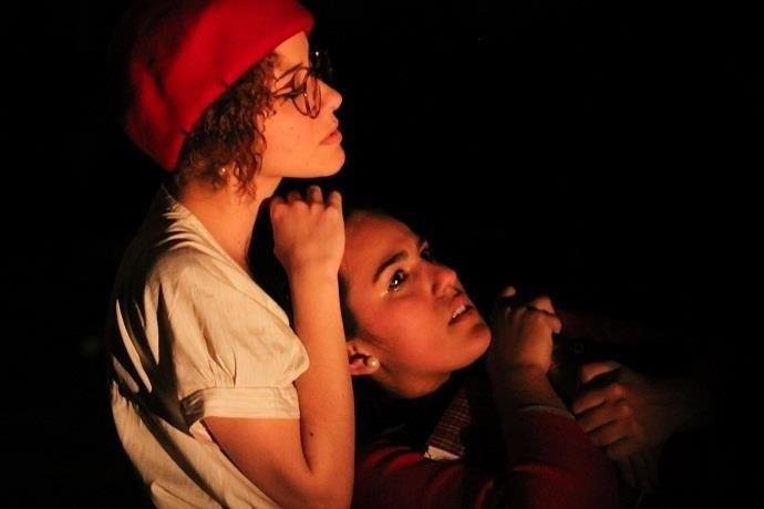 Montagem &eacute; conduzida pela mem&oacute;ria da jovem ao escrever seu di&aacute;rio