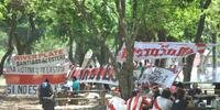 Torcedores do River Plate aguardam começo da semifinal da Libertadores
