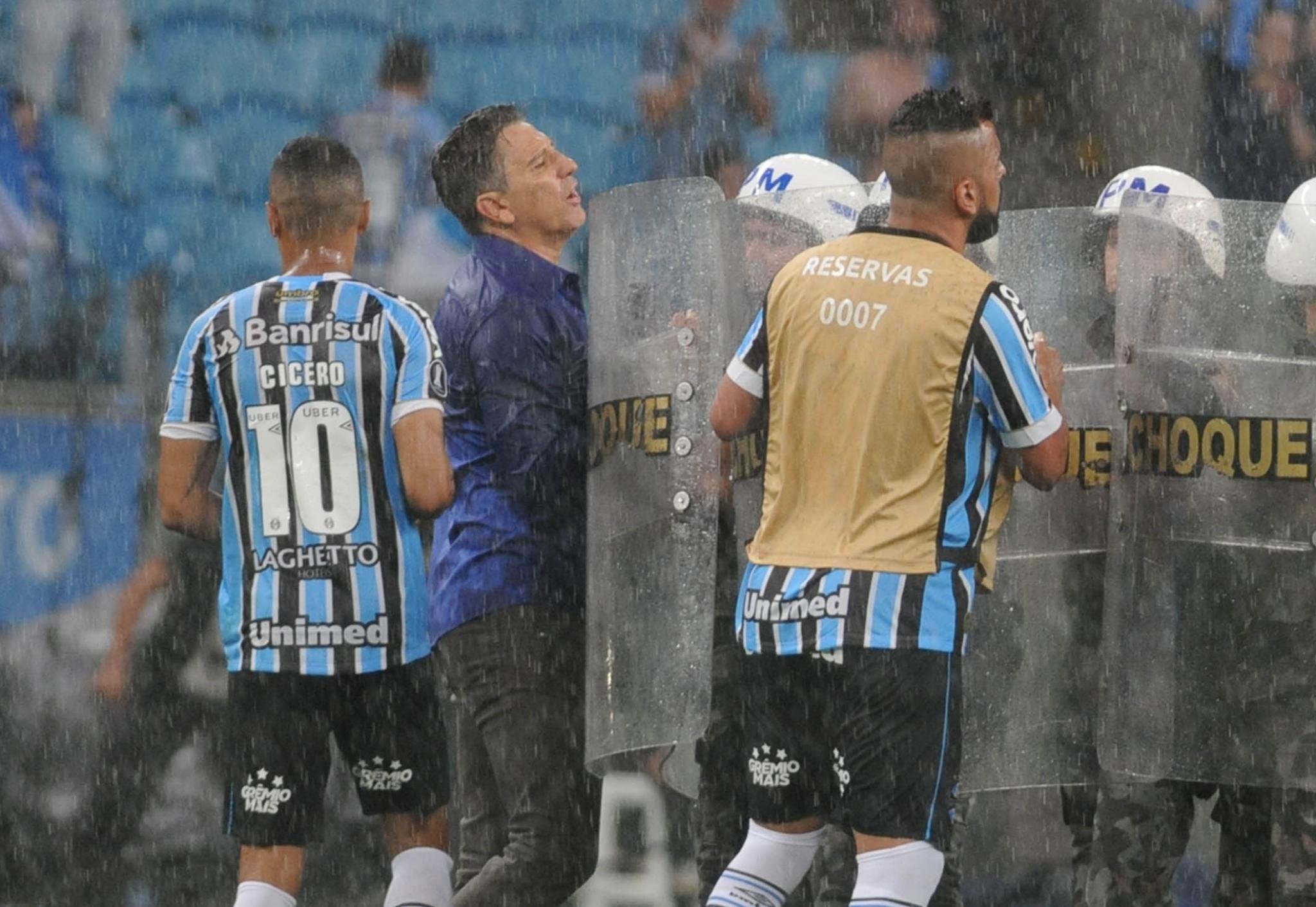 Renato justificou derrota pela arbitragem