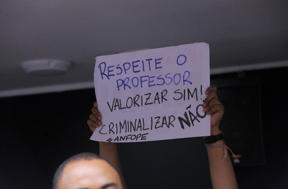Manifestantes ocuparam os corredores das comiss&otilde;es 