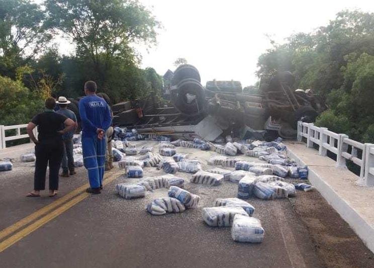 Motorista teve ferimentos leves ap&oacute;s ficar preso nas ferragens