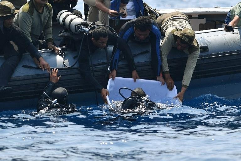 Quase mil pessoas, incluindo dezenas de mergulhadores, al&eacute;m de helic&oacute;pteros e barcos, foram mobilizados nas buscas