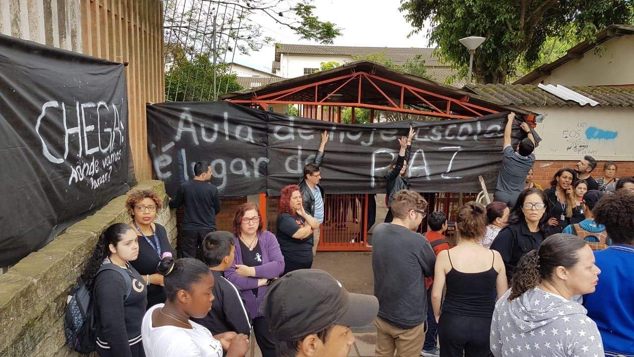 Comunidade escolar se reuniu em apoio &agrave; professora agredida