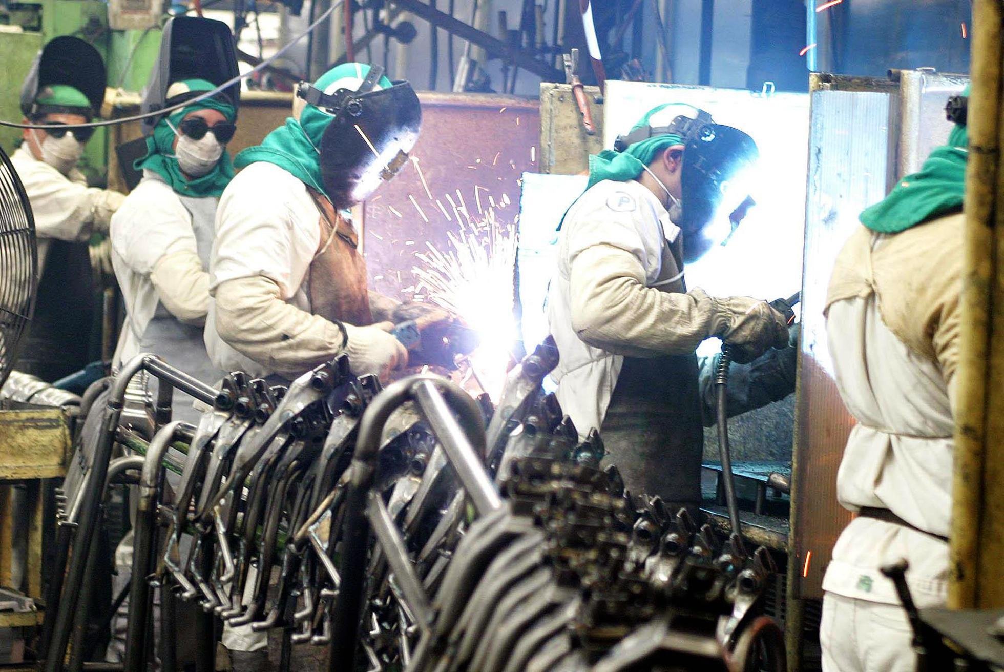Produ&ccedil;&atilde;o industrial cai pelo 3&ordm; m&ecirc;s, mas acumulado &eacute; positivo em 1,9%