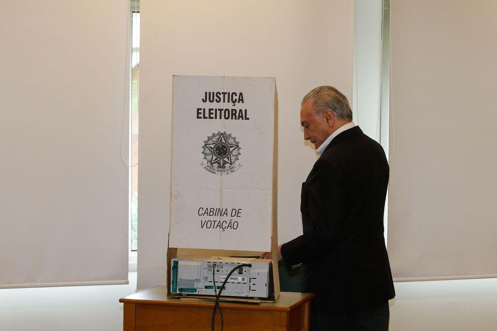 Presidente da Rep&uacute;blica tamb&eacute;m disse ao votar neste domingo que a transi&ccedil;&atilde;o de governo vai come&ccedil;ar na segunda-feira