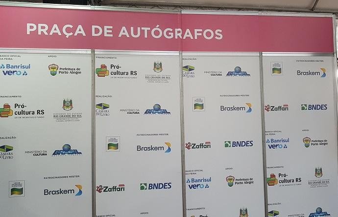A Pra&ccedil;a de Aut&oacute;grafos, na Pra&ccedil;a da Alf&acirc;ndega, recebe maior parte das atividades