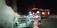 Criminosos colocaram fogo no veículo utilizado para fuga