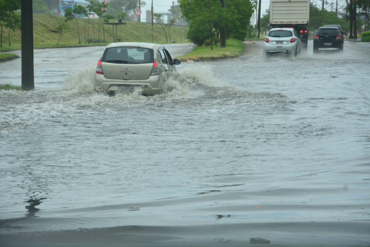 Muitos motoristas aventuraram-se em atravessar a via inundada