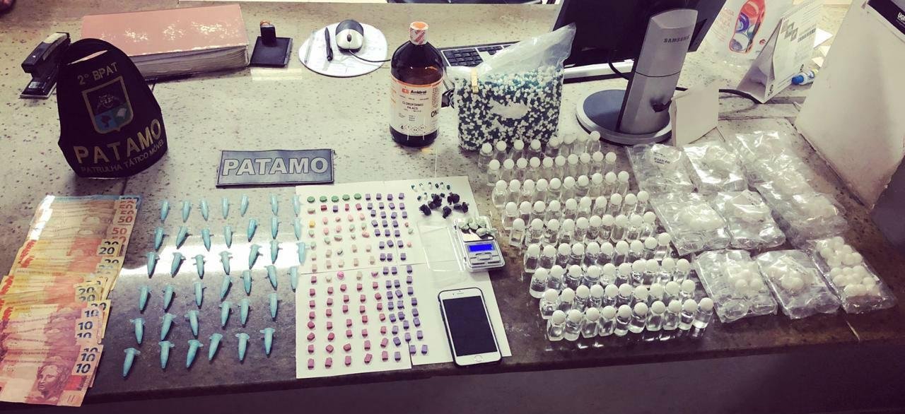 Policiais militares apreenderam 126 comprimidos de ecstasy, 88 frascos de lan&ccedil;a-perfume, 40 pinos de coca&iacute;na, dez c&aacute;psulas e oito buchas de ketamina