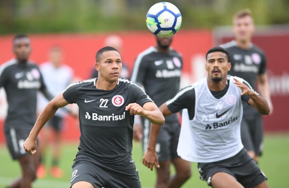 Gabriel Dias (&agrave; direita) ser&aacute; o substituto de Rodrigo Dourado no jogo deste domingo