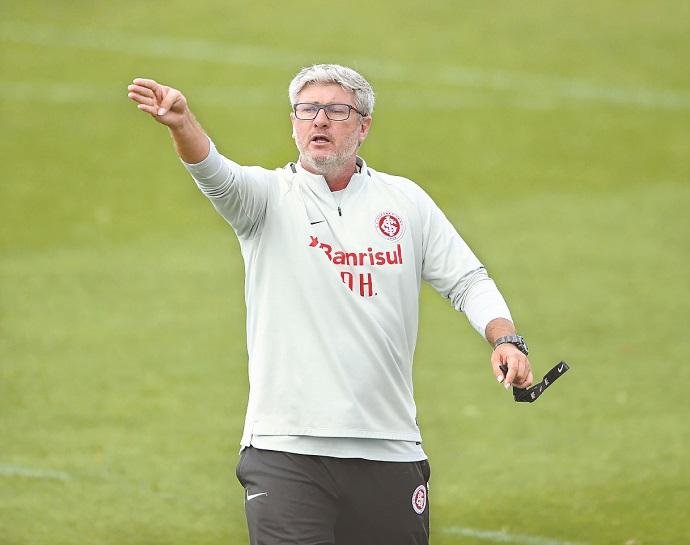 Odair Hellmann teve que buscar alternativas no grupo colorado para suprir aus&ecirc;ncias de Dourado e Edenilson