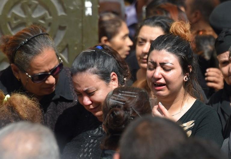 Fam&iacute;lias das v&iacute;timas do ataque enterraram seus mortos na prov&iacute;ncia de Minya