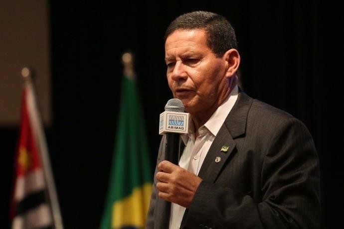 Mour&atilde;o admite limita&ccedil;&atilde;o do cargo, mas promete ajuda contra corrup&ccedil;&atilde;o