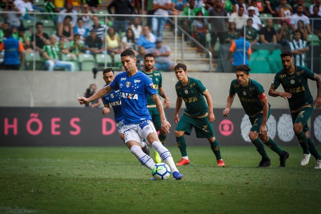 Cruzeiro ganha cl&aacute;ssico e empurra o Am&eacute;rica-MG para zona da degola do Brasileir&atilde;o