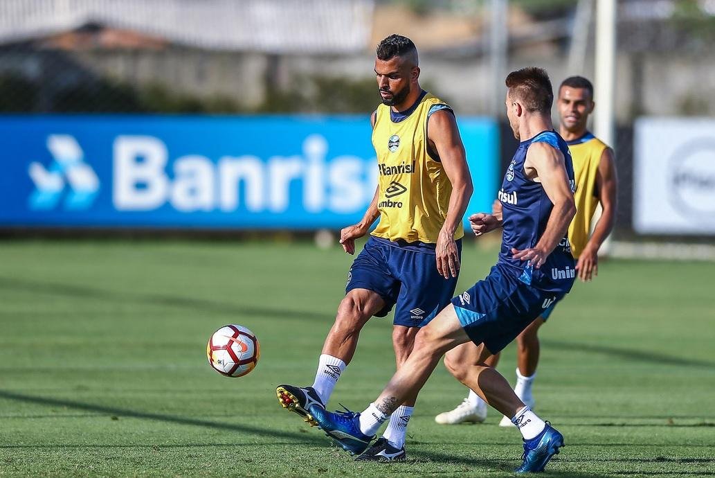 Maicon (&agrave; esquerda) &eacute; um dos jogadores que podem refor&ccedil;ar o Gr&ecirc;mio no final de semana