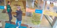 Câmeras de segurança flagraram momento que criminosos renderam os vigilantes do shopping