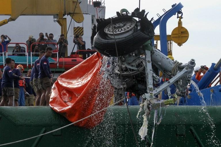Autoridades afirmam que aeronave estava em alta velocidade quando caiu no mar