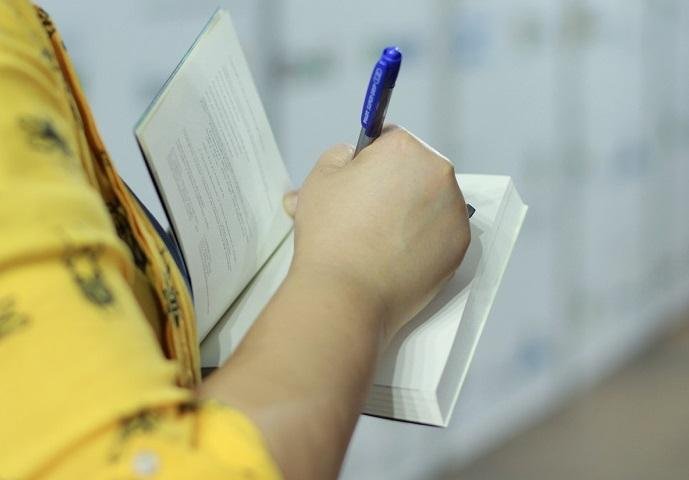 Autora Nat&aacute;lia Borges Polesso autografou obra na &uacute;ltima sexta
