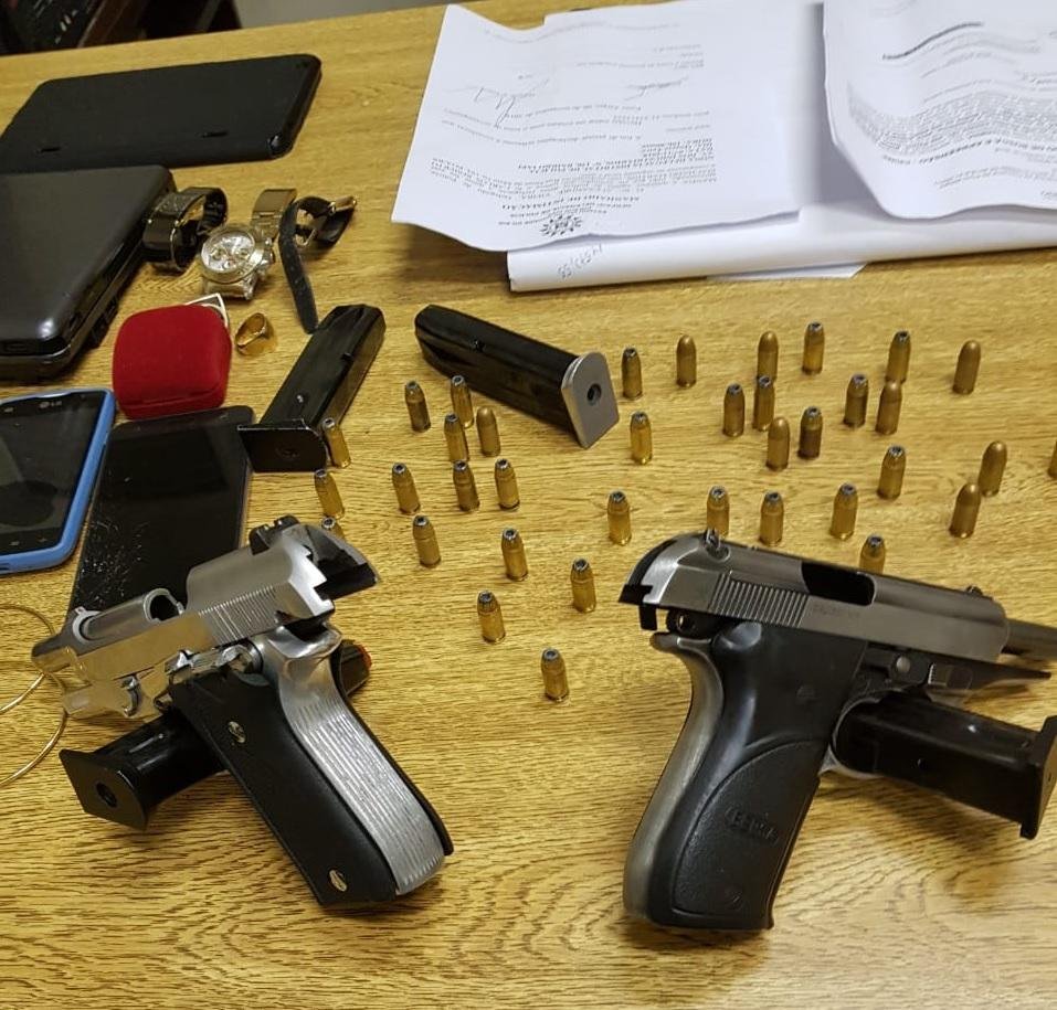 Armas e cartuchos apreendidos com o trio