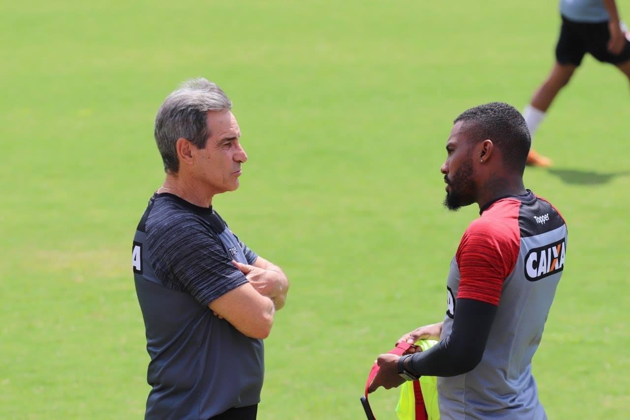 Vit&oacute;ria anunciou sa&iacute;da de Carpegiani