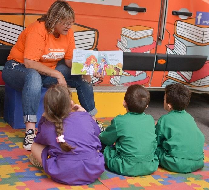 Book Truck promove conta&ccedil;&atilde;o de hist&oacute;rias com tem&aacute;ticas de inclus&atilde;o na Feira do Livro