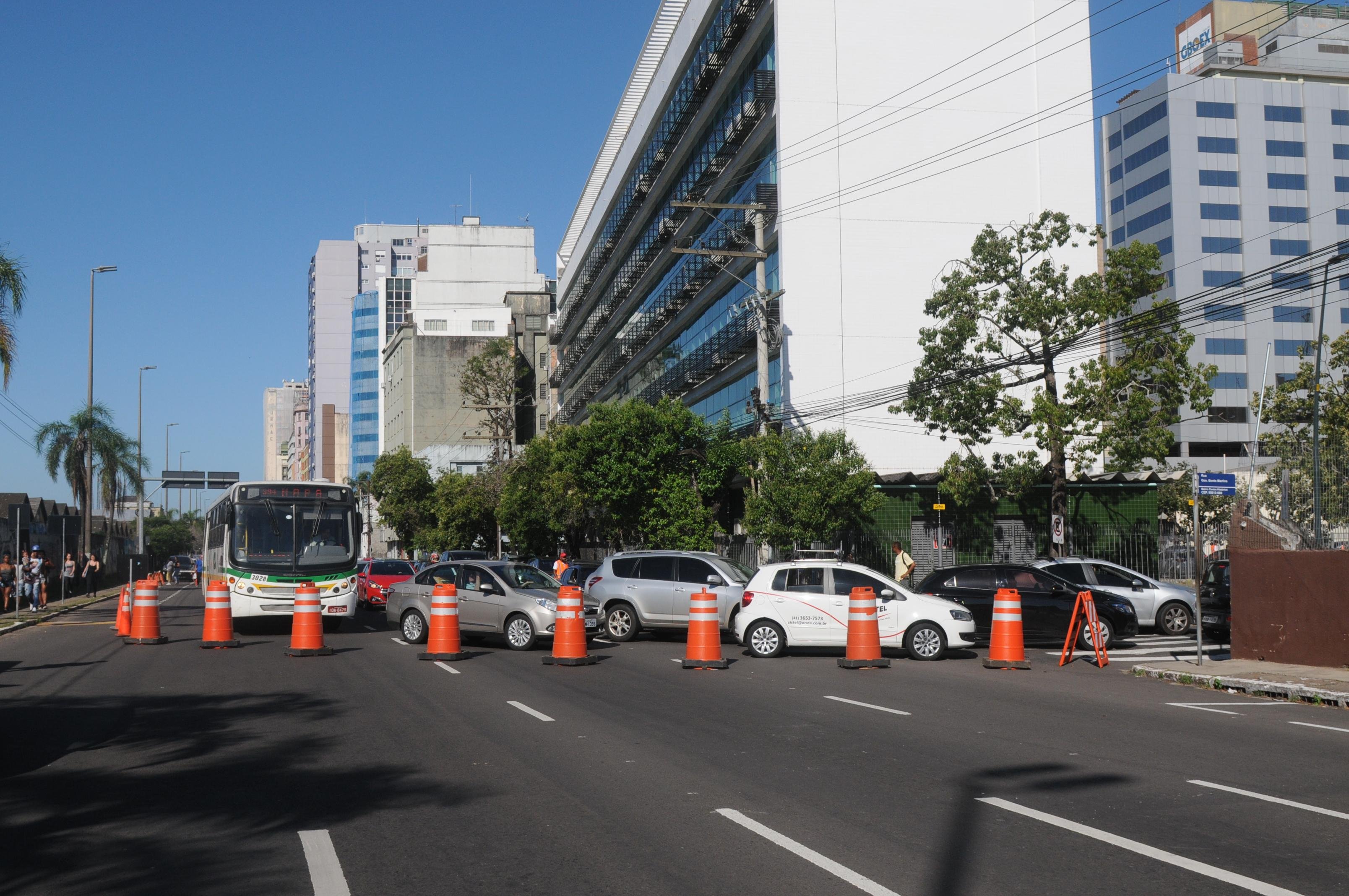 Tr&acirc;nsito ficou ca&oacute;tico no Centro de Porto Alegre durante o feriado de Finados