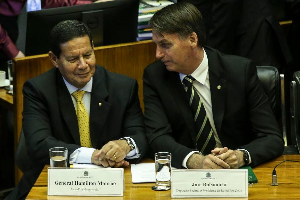 Bolsonaro est&aacute; escolhendo outro general para a Defesa, diz Mour&atilde;o 