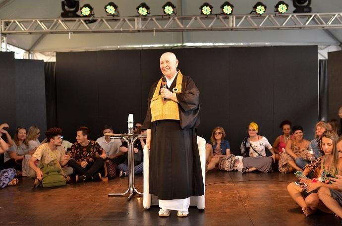 Monja Coen participa da Feira do Livro nesta quinta
