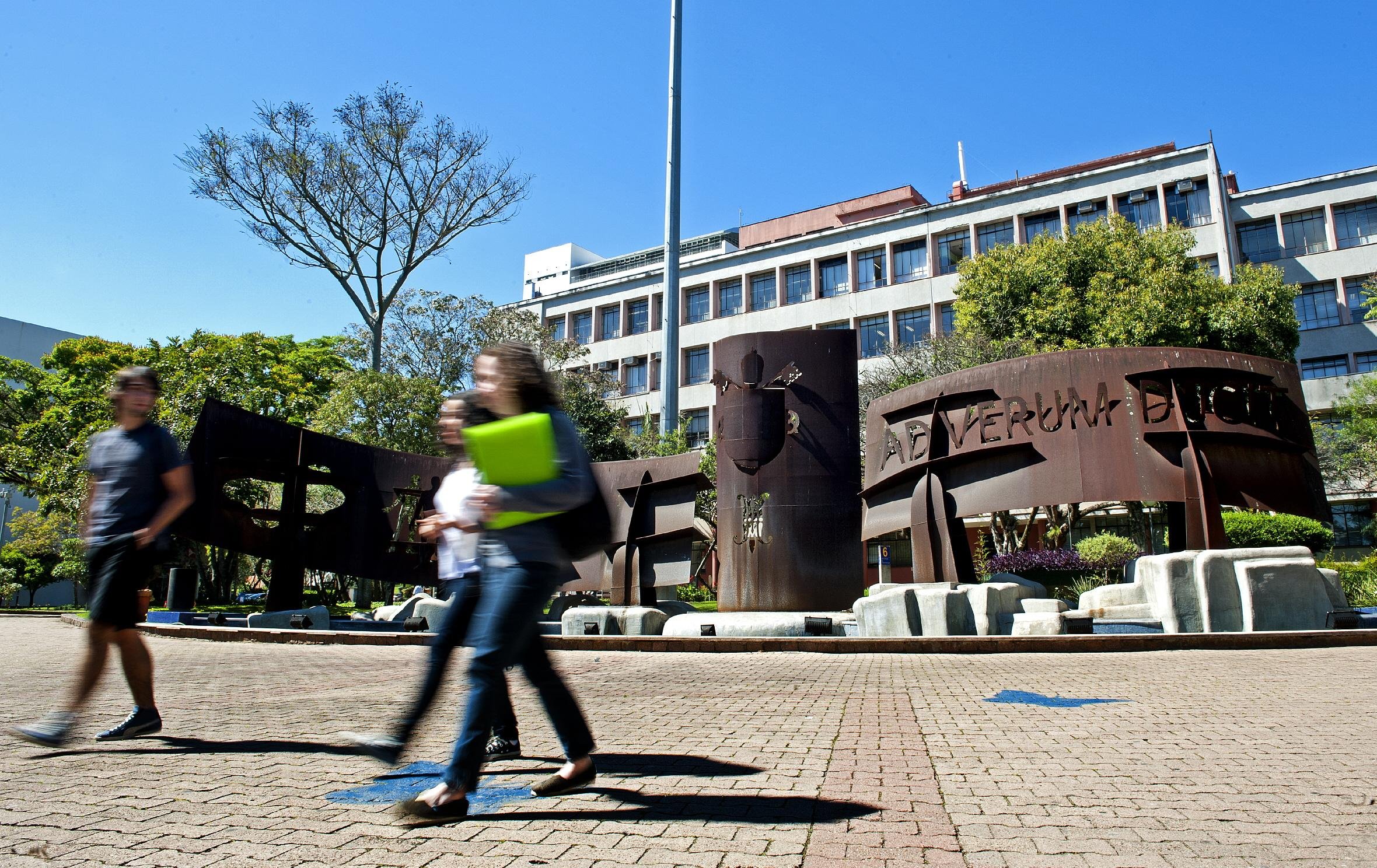 PUCRS celebra trajet&oacute;ria acad&ecirc;mica de excel&ecirc;ncia
