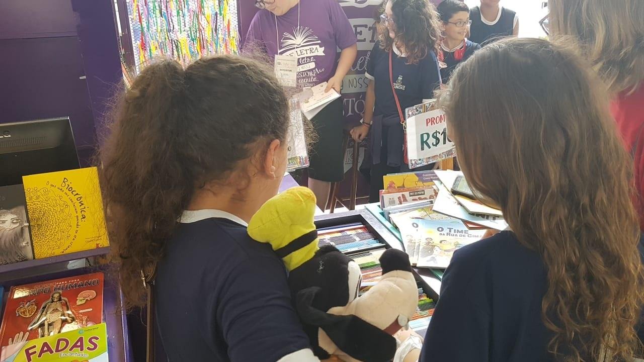Crian&ccedil;as realizam atividades na Feira do Livro