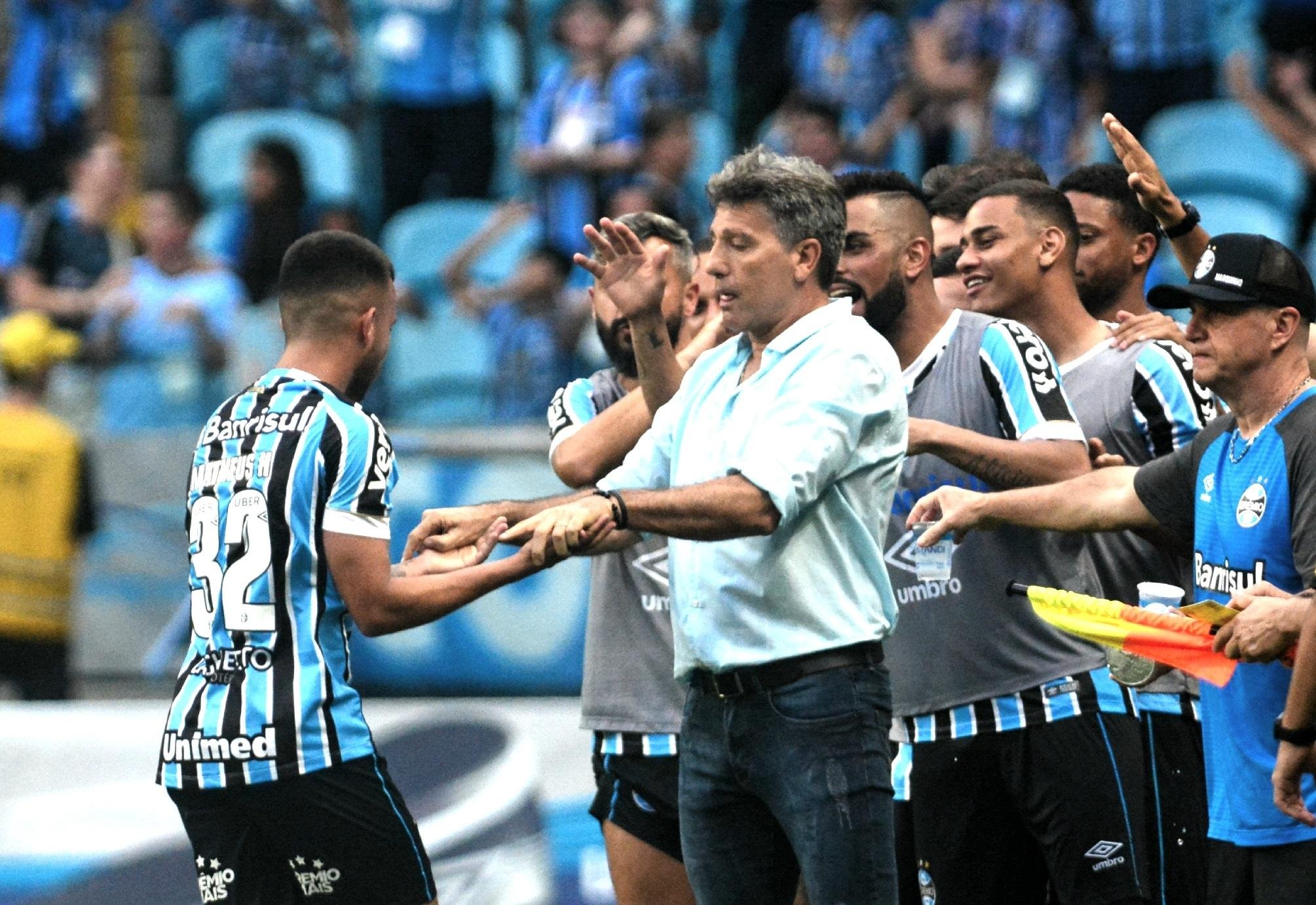 Dirigente v&ecirc; treinador discutindo melhorias no time para 2019
