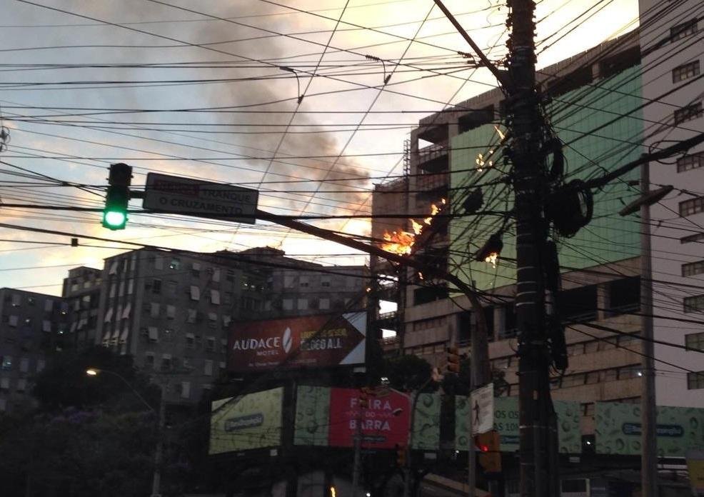 Inc&ecirc;ndio em fia&ccedil;&atilde;o el&eacute;trica motiva bloqueio em avenida de Porto Alegre 