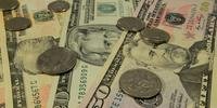 Dólar abre a semana em pequena alta, cotado a R$ 3,74