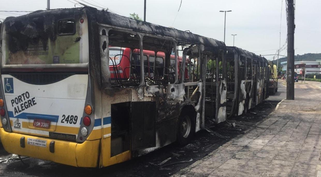Tr&acirc;nsito &eacute; bloqueado ap&oacute;s &ocirc;nibus pegar fogo na zona Sul de Porto Alegre