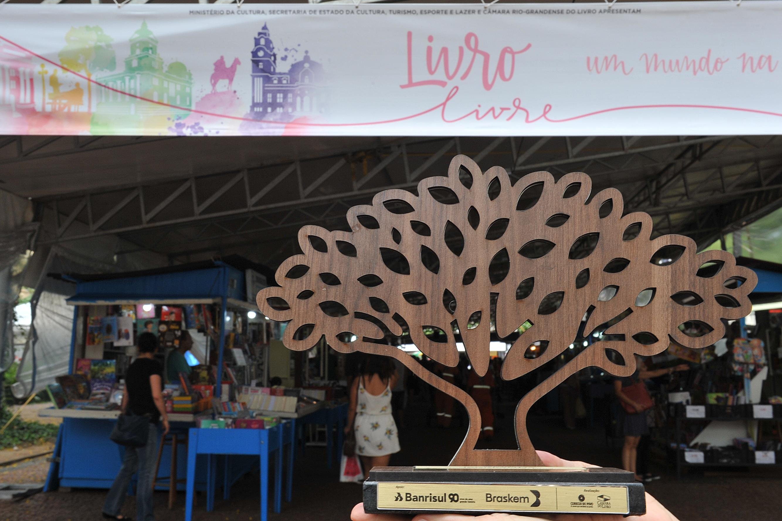Pr&ecirc;mio Jacarand&aacute; valoriza estandes da Feira do Livro 
