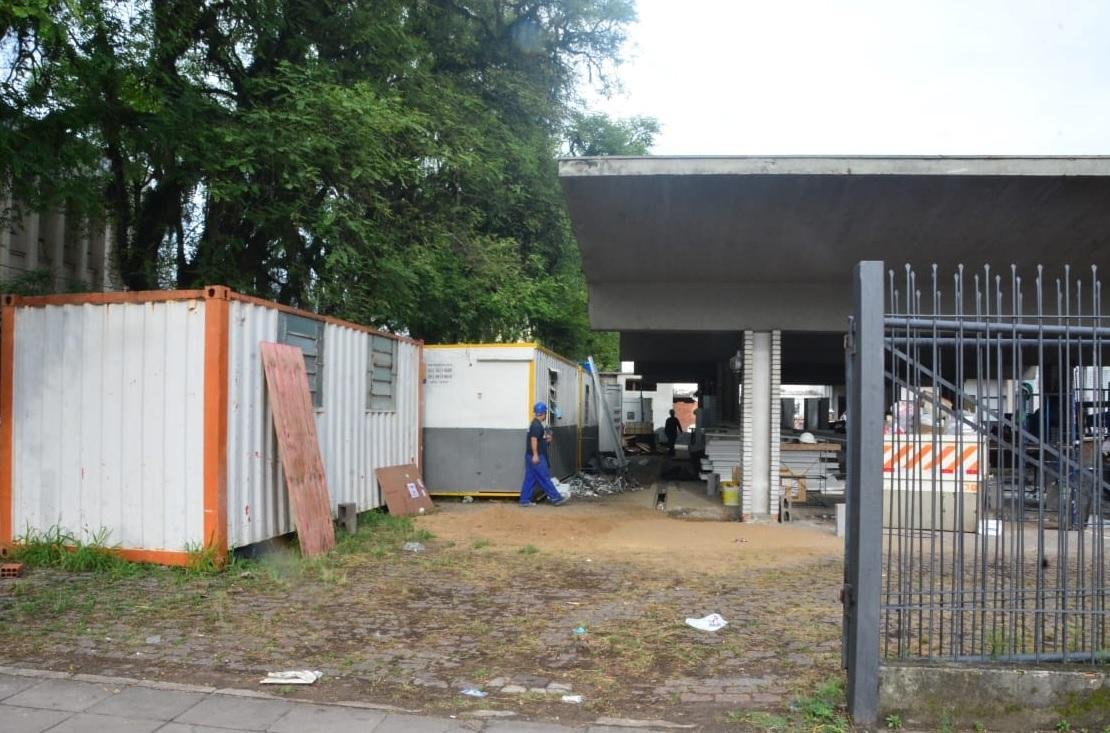 Funcion&aacute;rios de constru&ccedil;&atilde;o s&atilde;o presos em cont&ecirc;iner durante assalto em Porto Alegre 