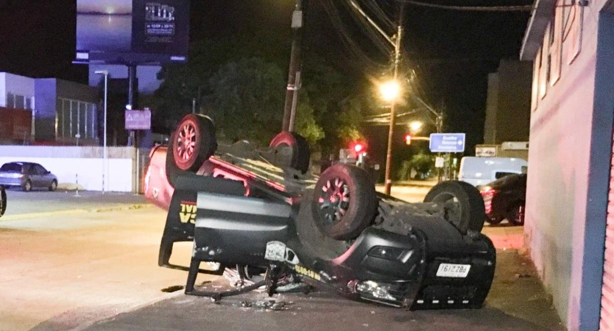 Viatura da For&ccedil;a Nacional colide contra carro e capota em Porto Alegre 