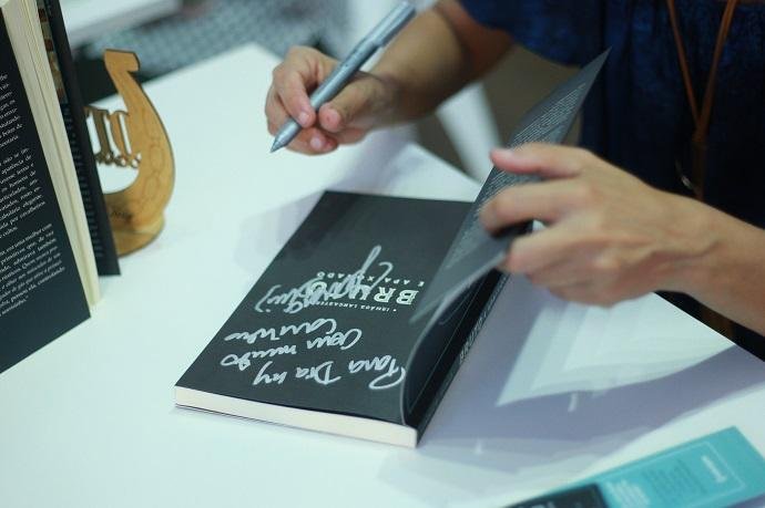 Registro da sess&atilde;o de aut&oacute;grafos de "Bruto e apaixonado"